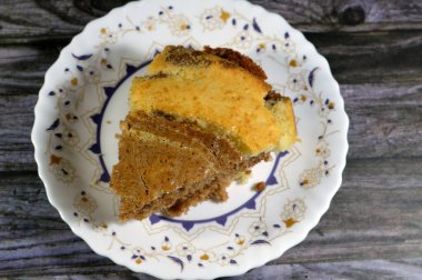 Kaplan mermer sünger keki, un, tereyağı, yağ, vanilya tozu, kakao, şeker, süt, yumurta ve kabartma tozu, çizgili süngerimsi lezzetli, fırında pişmiş kek, içkiyle servis edilmeye hazır.