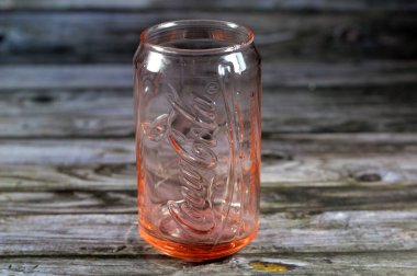 Kahire, Mısır, 12 Ocak 2024: Coca-Cola ya da Coca-Cola içme bardağı, Coca-Cola Company 1892 yılında kurulan ve Coca Cola 'nın üreticisi olarak bilinen bir Amerikan çokuluslu şirketidir.