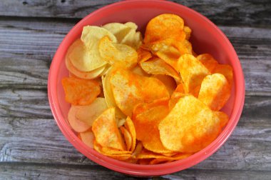 Patates cipsi, cips, ince patates dilimleri, kızartılmış, pişirilmiş, veya kızarana kadar havada kızartılmış, aperatif, meze veya meze olarak servis edilmiş, temel cips pişti ve tuzlandı, bazıları diğer tatlarla birlikte.