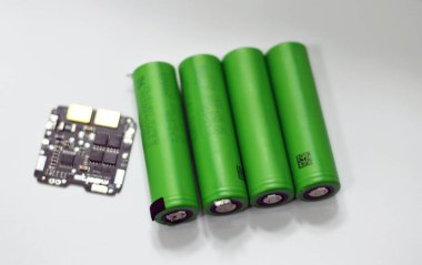 Kahire, Mısır, 13 Ocak 2024: 18650 pil paketi hücreleri, silindirik lityum iyon bataryası elektronik cihazlarda yaygın olarak kullanılan LI-ON yeniden şarj edilebilir piller, genellikle elektrikli aletlerde, elektrikli cihazlarda kullanılır.