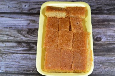 Üzerinde bal şekerli şurup bulunan basbosa ya da basbua, genellikle Ramazan ayında pişirilen ve Arap mutfağından tatlı, seçici bir odak noktası olan bir ortadoğu tatlısıdır.