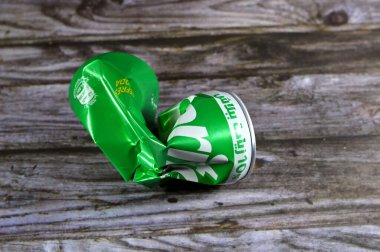 Kahire, Mısır, 15 Ocak 2024: Ezilmiş limonlu soda Sprite, Coca-Cola Company tarafından üretilen limonlu, limonlu ve limonlu bir meşrubat içebilir.