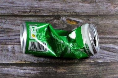 Kahire, Mısır, 15 Ocak 2024: Ezilmiş limonlu soda Sprite, Coca-Cola Company tarafından üretilen limonlu, limonlu ve limonlu bir meşrubat içebilir.