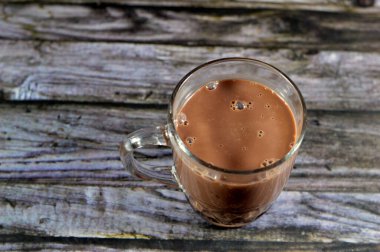 Süt çikolatalı içecek, kakao katılarını sütle karıştırarak yapılan bir çeşit aromalı süt (süt ya da bitki bazlı), ticari çikolatalı sütte kullanılan şeker koruyucu ve seçici bir odak olarak kullanılır.