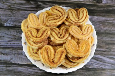 Palmiye palmiyesinin kısaltılmışı, palmiye ağacı yaprağının kısaltması, Fransız kalbi kurabiyeleri, palmiyeler poğaça hamurundan yapılır, kruvasan için kullanılan hamur gibi lamine bir hamur, ama mayasız.