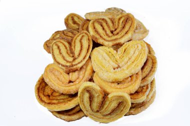 Palmiye palmiyesinin kısaltılmışı, palmiye ağacı yaprağının kısaltması, Fransız kalbi kurabiyeleri, palmiyeler poğaça hamurundan yapılır, kruvasan için kullanılan hamur gibi lamine bir hamur, ama mayasız.