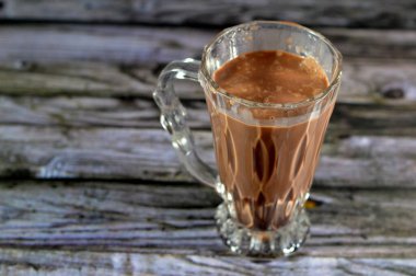 Süt çikolatalı içecek, kakao katılarını sütle karıştırarak yapılan bir çeşit aromalı süt (süt ya da bitki bazlı), ticari çikolatalı sütte kullanılan şeker koruyucu ve seçici bir odak olarak kullanılır.