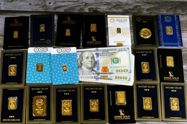 Cairo Egipto Enero 2024 Dinero Dólares Estadounidenses Pila Oro Amarillo Imagen De Stock