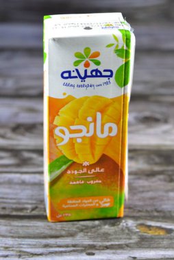 Kahire, Mısır, 18 Ocak 2024: Juhayna Mango suyu, tropikal lezzetli mango meyvesi suyu, mangolar besleyici olarak zengin meyvelerdir.
