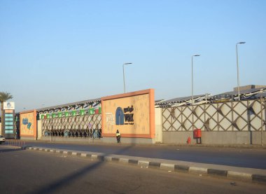 Kahire, Mısır, 6 Ocak 2024: Carrefour şehir merkezi Mısır, merkezi Massy, Fransa merkezli çok uluslu bir perakende ve toptan satış şirketi, bir hipermarket zinciri, bakkallar