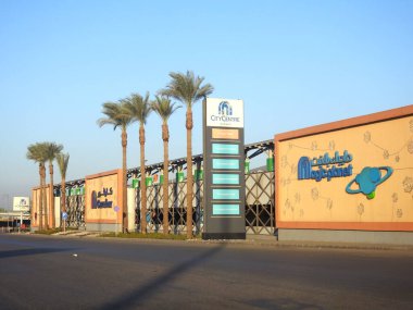 Kahire, Mısır, 6 Ocak 2024: Carrefour şehir merkezi Mısır, merkezi Massy, Fransa merkezli çok uluslu bir perakende ve toptan satış şirketi, bir hipermarket zinciri, bakkallar