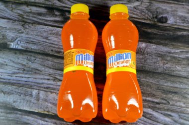 Kahire, Mısır, 19 Ocak 2024: Milyon portakal suyu, portakal suyu, portakal suyu, karbonatlı portakal suyu, seçici odaklı içecek