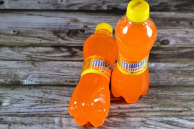 Kahire, Mısır, 19 Ocak 2024: Milyon portakal suyu, portakal suyu, portakal suyu, karbonatlı portakal suyu, seçici odaklı içecek