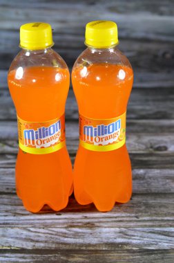 Kahire, Mısır, 19 Ocak 2024: Milyon portakal suyu, portakal suyu, portakal suyu, karbonatlı portakal suyu, seçici odaklı içecek