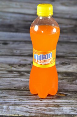 Kahire, Mısır, 19 Ocak 2024: Milyon portakal suyu, portakal suyu, portakal suyu, karbonatlı portakal suyu, seçici odaklı içecek