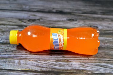 Kahire, Mısır, 19 Ocak 2024: Milyon portakal suyu, portakal suyu, portakal suyu, karbonatlı portakal suyu, seçici odaklı içecek