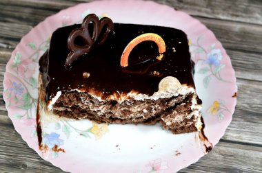 Kutlamalar için üç farklı parçadan oluşan siyah çikolata ve çikolata parçaları süngerimsi kremalı pasta, fındıklı çikolata, karamel, çırpılmış vanilyalı krema, seçici odak