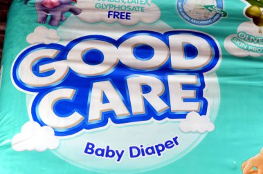 Kahire, Mısır, 20 Ocak 2024: Zeytin yağı cilt koruması, klor paraben, lateks, glifosat serbest, yeşil emici katmanlı süper emilim, Maxi 100 parça, 7-18 KG