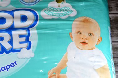 Kahire, Mısır, 20 Ocak 2024: Zeytin yağı cilt koruması, klor paraben, lateks, glifosat serbest, yeşil emici katmanlı süper emilim, Maxi 100 parça, 7-18 KG