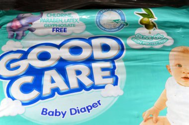 Kahire, Mısır, 20 Ocak 2024: Zeytin yağı cilt koruması, klor paraben, lateks, glifosat serbest, yeşil emici katmanlı süper emilim, Maxi 100 parça, 7-18 KG