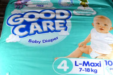 Kahire, Mısır, 20 Ocak 2024: Zeytin yağı cilt koruması, klor paraben, lateks, glifosat serbest, yeşil emici katmanlı süper emilim, Maxi 100 parça, 7-18 KG