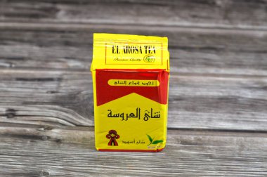 Kahire, Mısır, 20 Ocak 2024: El Arosa Kara Çayı, birçok yararlı özelliği ile, kalp ve kemikler için iyidir. İdrar söktürücü etkisi, antioksidan ve koruyucu etkisi var.