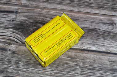 Kahire, Mısır, 20 Ocak 2024: El Arosa Kara Çayı, birçok yararlı özelliği ile, kalp ve kemikler için iyidir. İdrar söktürücü etkisi, antioksidan ve koruyucu etkisi var.