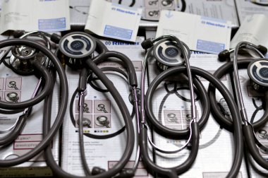 Kahire, Mısır, 20 Ocak 2024: Genel uygulama, genel koğuşlar, kaza ve acil bakım, doğum ve jinekoloji, tıbbi steteskoplar için Riester 'ın klasik steteskopu