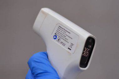 Kahire, Mısır, 20 Ocak 2024: BbLove alnında kızılötesi temassız termometre, bazen siyah cisim radyasyonu olarak da adlandırılan termal radyasyonun bir kısmının ısısını belirleyen bir termometre.