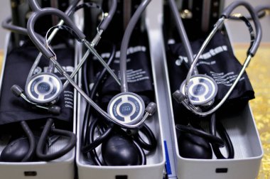 Kahire, Mısır, 20 Ocak 2024: Riester kan basıncı göstergesi cıva sphygmomanometre, şişirilebilir manşetlerle çökecek ve arteri kontrollü bir şekilde manşetin altından serbest bırakacak.