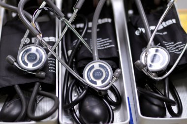 Kahire, Mısır, 20 Ocak 2024: Riester kan basıncı göstergesi cıva sphygmomanometre, şişirilebilir manşetlerle çökecek ve arteri kontrollü bir şekilde manşetin altından serbest bırakacak.