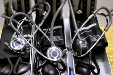 Kahire, Mısır, 20 Ocak 2024: Riester kan basıncı göstergesi cıva sphygmomanometre, şişirilebilir manşetlerle çökecek ve arteri kontrollü bir şekilde manşetin altından serbest bırakacak.