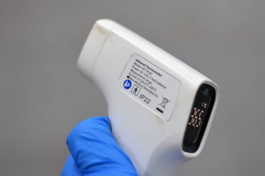 Kahire, Mısır, 20 Ocak 2024: BbLove alnında kızılötesi temassız termometre, bazen siyah cisim radyasyonu olarak da adlandırılan termal radyasyonun bir kısmının ısısını belirleyen bir termometre.