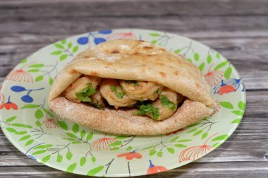 Un kaplı kızarmış karides ve yağda kızartılmış, geleneksel mısır ekmeğinde kızarmış karides, buğday kepekli ve unlu, normal Aish Baladi veya Mısır ekmeği.