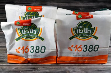 Kahire, Mısır, 22 Ocak 2024: Avlad Tata, Tata oğulları teslimat paketi, en büyük balık, karides, kalamar ve müşterilerin tercihine göre pişirilen diğer deniz ürünleri restoranlarından biri.