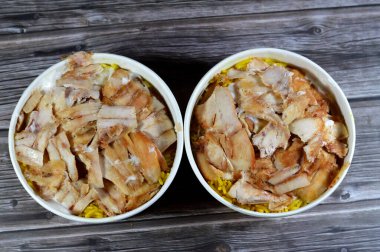 Sarı Basmati pirinci, Suriye ekmeği ve sarımsak sosu, Shawerma Fatteh veya Fatteh 'in seçici odak noktası, Suriye fast food mutfağı, yemek ve Arap mutfağı konsepti.