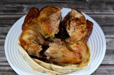 Arap mutfağı ızgara tavuk, ızgara tavuk ızgara makinesinde ızgara edilmiş tavuk Suriye tarifi ile yapılmış tavuklar, sulu, sulu, genellikle pirinç ve sarımsak sosuyla servis edilir.