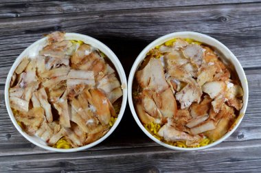 Sarı Basmati pirinci, Suriye ekmeği ve sarımsak sosu, Shawerma Fatteh veya Fatteh 'in seçici odak noktası, Suriye fast food mutfağı, yemek ve Arap mutfağı konsepti.