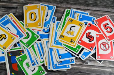 Kahire, Mısır, 23 Ocak 2024: UNO kart oyunu, 1971 'de Reading, Ohio' da Merle Robbins tarafından geliştirilen tescilli bir Amerikan kağıt oyunu.