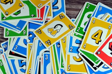 Kahire, Mısır, 23 Ocak 2024: UNO kart oyunu, 1971 'de Reading, Ohio' da Merle Robbins tarafından geliştirilen tescilli bir Amerikan kağıt oyunu.