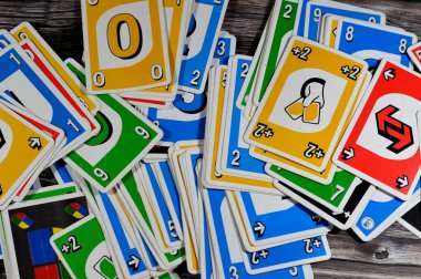 Kahire, Mısır, 23 Ocak 2024: UNO kart oyunu, 1971 'de Reading, Ohio' da Merle Robbins tarafından geliştirilen tescilli bir Amerikan kağıt oyunu.