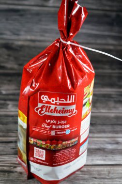 Kahire, Mısır, 23 Ocak 2024: Elleheimy sığır burger paketi, Biftek Burgerleri yüksek kaliteli etten yapılır ve lezzetlerini korumak için dondurulur, pişmemiş çiğ sığır burger sığ yağda kızartılmaya hazırdır.