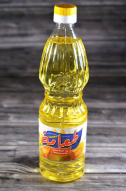 Kahire, Mısır, 25 Ocak 2024: Ayçiçeği, soya fasulyesi ve doğal yağın karışımı olan Taama Gıda yağı, çeşitli yemekler pişirmek ve birçok mutfak ve sofra yağı kızartmak için birçok kullanım alanına sahiptir.