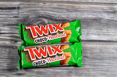 Kahire, Mısır, 25 Ocak 2024: Twix New Choco-Fındık Karamelli çikolatalı kurabiye Mars Inc., diğer şekerleme malzemesi ve kaplamalarla (karamel ve sütlü çikolata) uygulanan bir bisküvi)