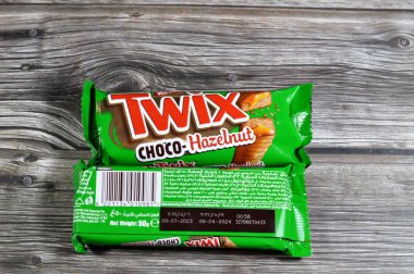 Kahire, Mısır, 25 Ocak 2024: Twix New Choco-Fındık Karamelli çikolatalı kurabiye Mars Inc., diğer şekerleme malzemesi ve kaplamalarla (karamel ve sütlü çikolata) uygulanan bir bisküvi)