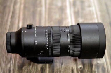 Kahire, Mısır, 25 Ocak 2024: Yeni Sigma 70-200 mm f: 2.8 DG DN OS Sports Lens (Sony E mount), büyük F2.8 açıklığı tüm yakınlaşma ve odaklanma aralıklarında istikrarlı ve yüksek tanımlayıcı performans sağlar