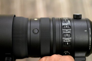 Kahire, Mısır, 25 Ocak 2024: Yeni Sigma 70-200 mm f: 2.8 DG DN OS Sports Lens (Sony E mount), büyük F2.8 açıklığı tüm yakınlaşma ve odaklanma aralıklarında istikrarlı ve yüksek tanımlayıcı performans sağlar