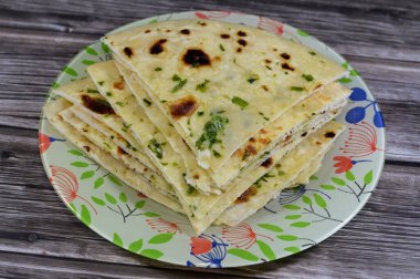 Hindistan ekmeği çok sıcak bir hamur tandır fırınında pişirildi. Lezzetli, yumuşak, kabarık, havadar. Yüzeyinde güzel altın kahverengi noktaları olan Hint ekmeği, sarımsak, tereyağı ve maydanozlu.