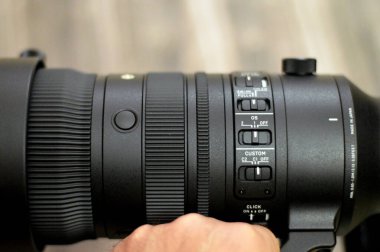 Kahire, Mısır, 25 Ocak 2024: Yeni Sigma 70-200 mm f: 2.8 DG DN OS Sports Lens (Sony E mount), büyük F2.8 açıklığı tüm yakınlaşma ve odaklanma aralıklarında istikrarlı ve yüksek tanımlayıcı performans sağlar