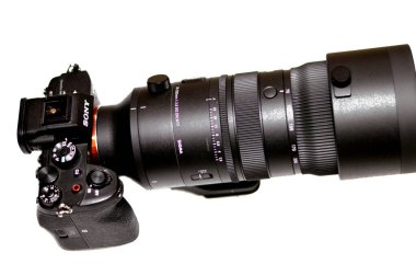 Kahire, Mısır, 25 Ocak 2024: Sigma 70-200 mm f: 2.8 DG DN OS Sports Lens (Sony E mount), Sony Alpha A7s iii aynasız profesyonel dijital kamera gövdesi Exmor R BSI CMOS Sensörü